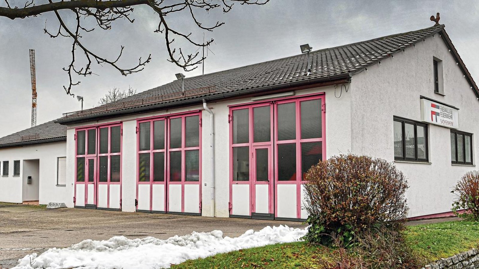 Das Feuerwehrgebäude in Kleinsachsenheim mit Baujahr 1982 soll entweder saniert oder durch einen Neubau ersetzt werden. Foto: Kalb Das Feuerwehrgebäude in Kleinsachsenheim mit Baujahr 1982 soll entweder saniert oder durch einen Neubau ersetzt werden. Foto: Kalb
