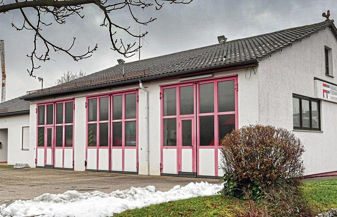 Das Feuerwehrgebäude in Kleinsachsenheim mit Baujahr 1982 soll entweder saniert oder durch einen Neubau ersetzt werden.  Foto: Kalb