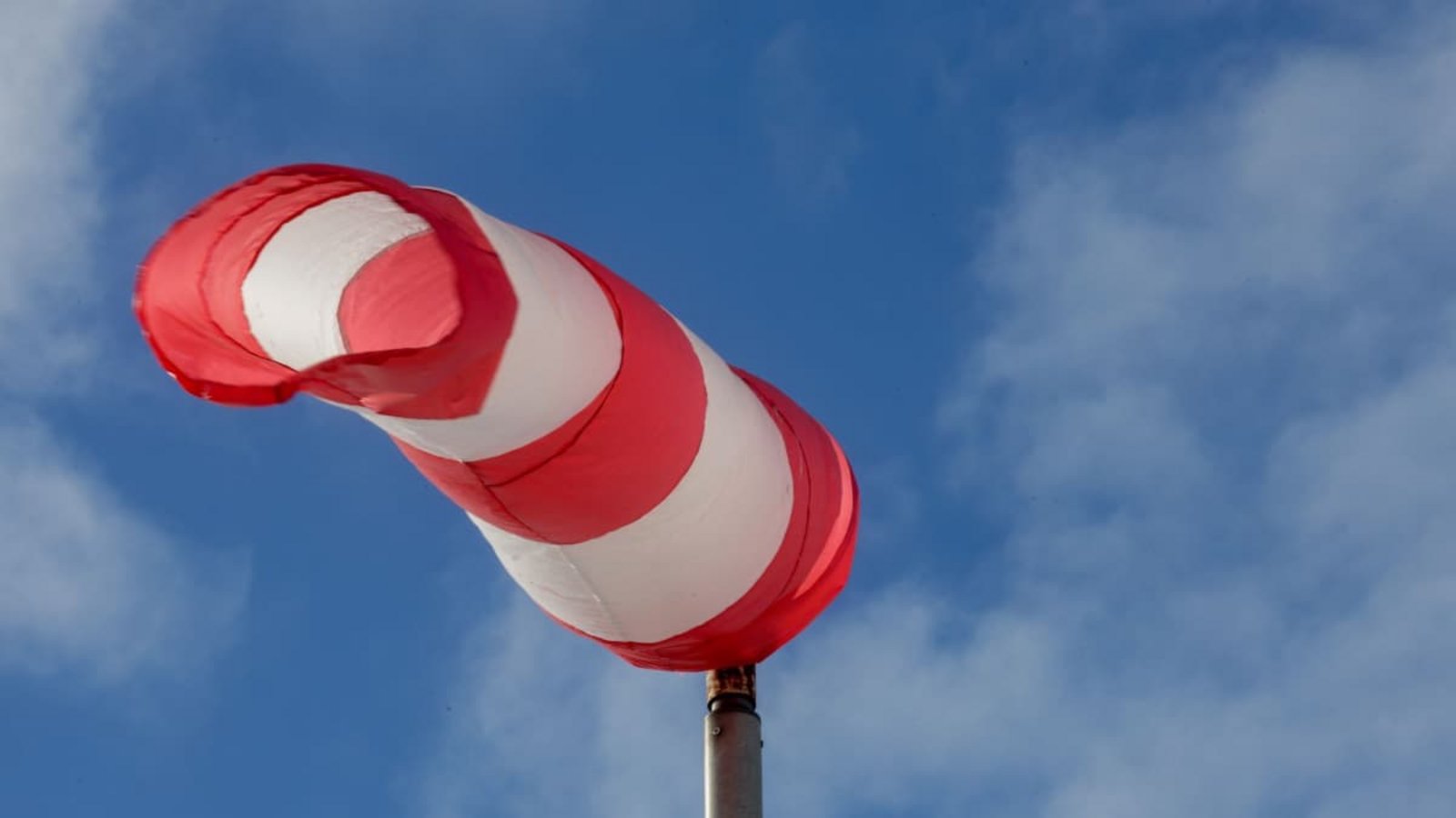 Der Wind bläst kräftig in ganz Deutschland - auch im Südwesten. (Symbolbild)Thomas Warnack/dpa/dpa-tmn