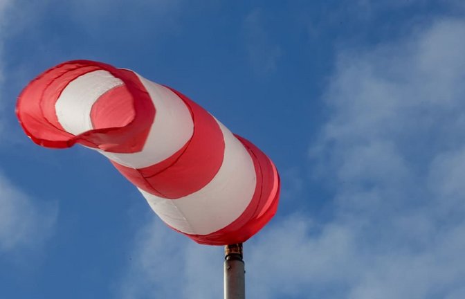 Der Wind bläst kräftig in ganz Deutschland - auch im Südwesten. (Symbolbild)<span class='image-autor'>Thomas Warnack/dpa/dpa-tmn</span>