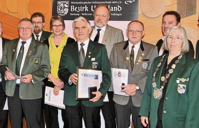 Aus dem Schützenkreis Vaihingen geehrt: Gustav Xander (Hohenhaslach, links), Rudolf Haller (Knittlingen, Vierter von links) und Jochen Jäger (Aurich, Zweiter von rechts). Foto: Haller