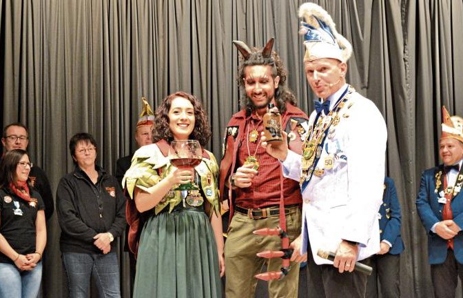 Weinfee, Moschddeufel der Binswanger Boschurle und Präsident Karsten Walter von den Würmlesbadern stoßen in Oberriexingen gemeinsam an.  Foto: p