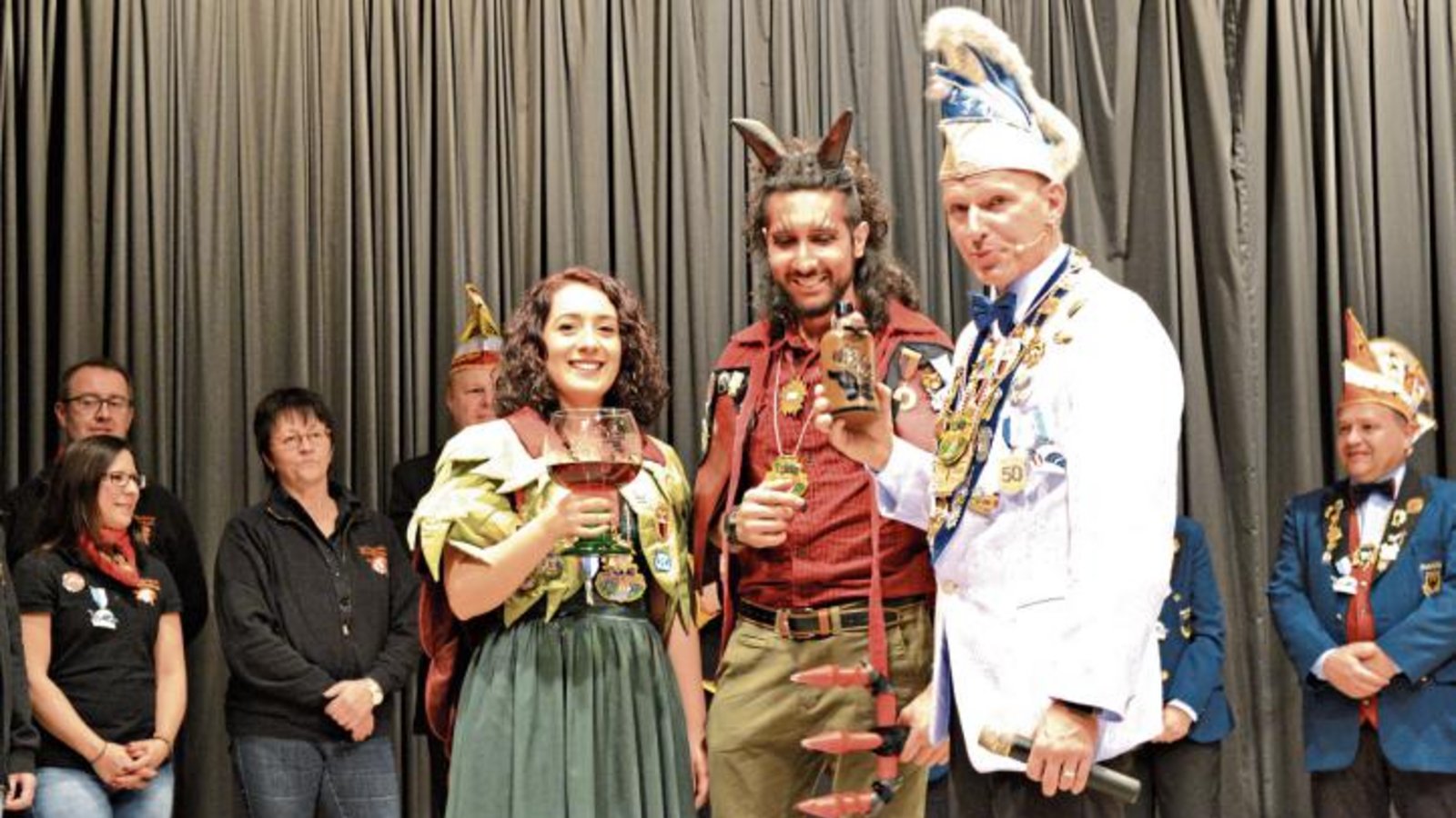 Weinfee, Moschddeufel der Binswanger Boschurle und Präsident Karsten Walter von den Würmlesbadern stoßen in Oberriexingen gemeinsam an.  Foto: p