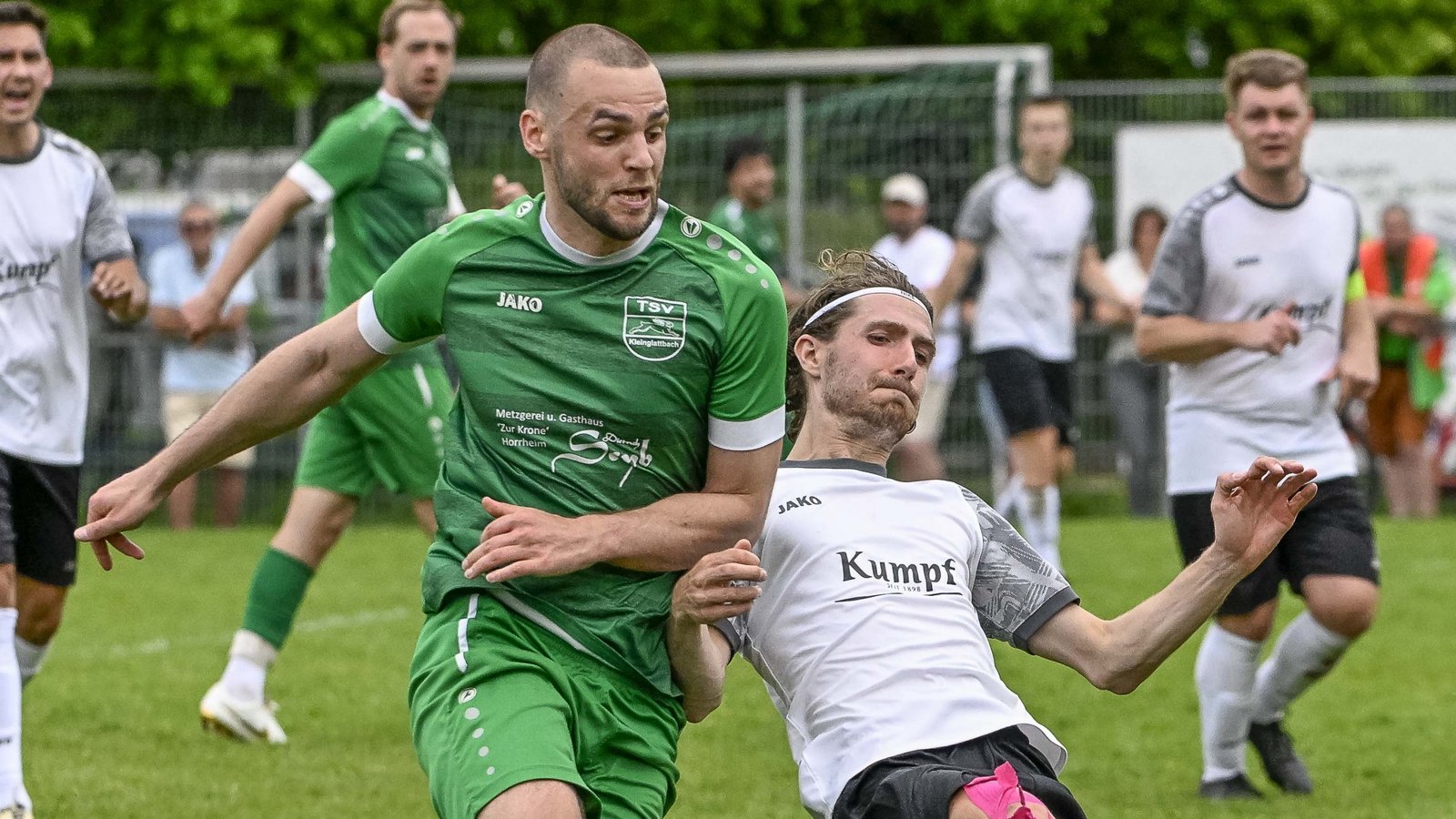 Das Duell zwischen Daniel Linder (links) vom TSV Kleinglattbach und dem Riexinger Justin Zelch ist hart umkämpft. Foto: Leitner