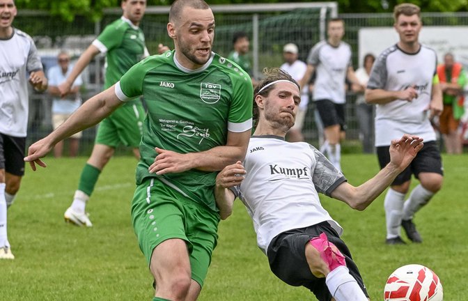 Das Duell zwischen Daniel Linder (links) vom TSV Kleinglattbach und dem Riexinger Justin Zelch ist hart umkämpft. <span class='image-autor'>Foto: Leitner</span>