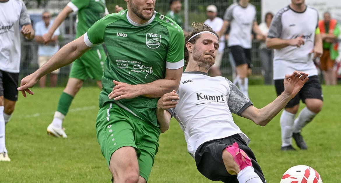 TSV Kleinglattbach (grüner Dress) - SGM Riexingen, 10.05.2026,   Fußball, Männer, Kreisliga A3, Enz-Murr, Saison 2025 / 2026,  Daniel Linder (TSV Kleinglattbach, #07) vs. Justin Zelch (SGM Riexingen, #50) 