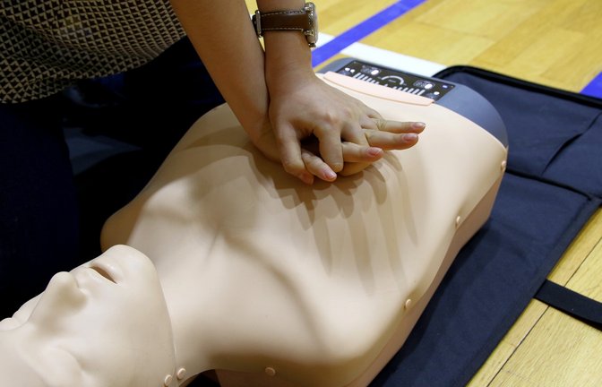 Bei einem Herzstillstand ist eine schnelle Herzdruckmassage, wie hier im Symbolbild, entscheidend für das Überleben des Betroffenen.  <span class='image-autor'>Foto: Pixabay</span>