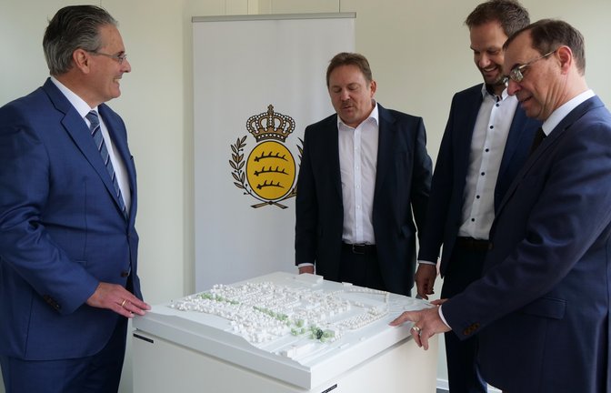Ausder Industriebrache soll ein Wohngebiet werden, sehr zur Freude von Henrik M. Lingenhölin, Achim Geisbauer (beide Hofkammer), Landrats Bastian Rosenau und OB Frank Schneider (von links). <span class='image-autor'>Foto: Friedrich</span>