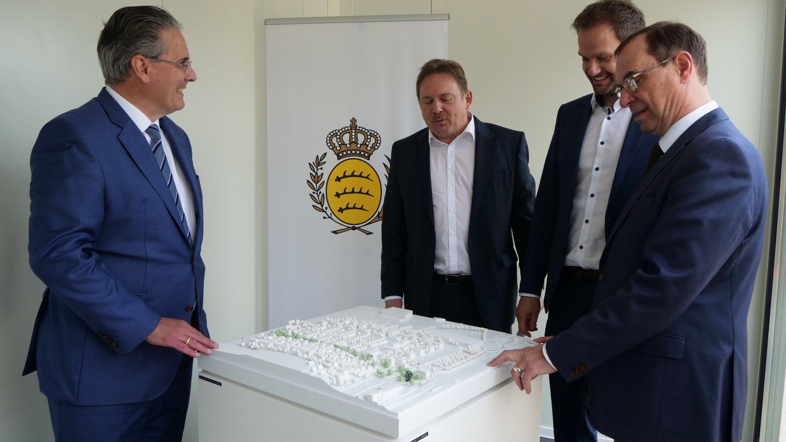 Ausder Industriebrache soll ein Wohngebiet werden, sehr zur Freude von Henrik M. Lingenhölin, Achim Geisbauer (beide Hofkammer), Landrats Bastian Rosenau und OB Frank Schneider (von links). Foto: Friedrich Ausder Industriebrache soll ein Wohngebiet werden, sehr zur Freude von Henrik M. Lingenhölin, Achim Geisbauer (beide Hofkammer), Landrats Bastian Rosenau und OB Frank Schneider (von links). Foto: Friedrich