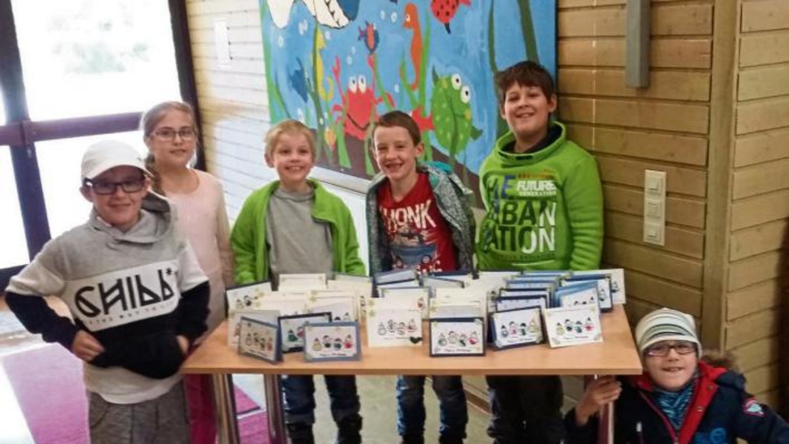 Die Jugendhilfe Korntal, mit ihrer Vaihinger Jugendhilfestation, ist auch am Samstag (26. November) wieder beim Vaihinger Weihnachtsmarkt der gemeinnützigen Vereine und Gruppen dabei. Hierfür basteln die Kinder bereits fleißig an den Weihnachtskarten (Bild). Die Kinder freuen sich, an diesem Tag möglichst viele Interessierte an ihrem Stand mit selbstgemachten Sachen und dem Weihnachtspopcorn zu sehen. Foto: p Die Jugendhilfe Korntal, mit ihrer Vaihinger Jugendhilfestation, ist auch am Samstag (26. November) wieder beim Vaihinger Weihnachtsmarkt der gemeinnützigen Vereine und Gruppen dabei. Hierfür basteln die Kinder bereits fleißig an den Weihnachtskarten (Bild). Die Kinder freuen sich, an diesem Tag möglichst viele Interessierte an ihrem Stand mit selbstgemachten Sachen und dem Weihnachtspopcorn zu sehen. Foto: p