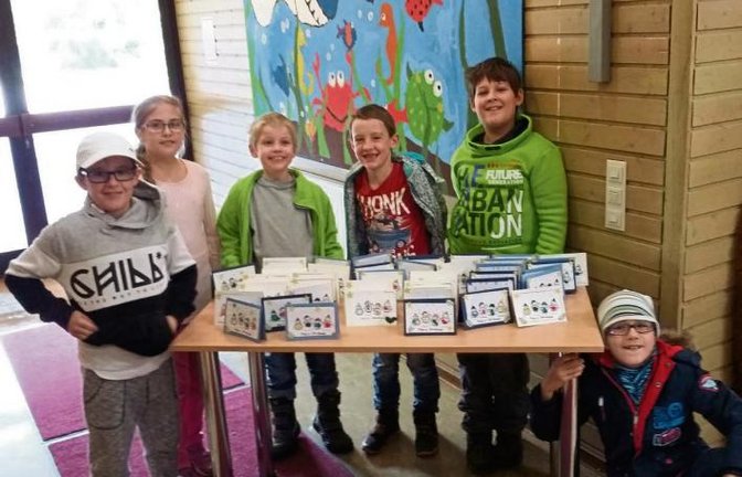 Die Jugendhilfe Korntal, mit ihrer Vaihinger Jugendhilfestation, ist auch am Samstag (26. November) wieder beim Vaihinger Weihnachtsmarkt der gemeinnützigen Vereine und Gruppen dabei. Hierfür basteln die Kinder bereits fleißig an den Weihnachtskarten (Bild). Die Kinder freuen sich, an diesem Tag möglichst viele Interessierte an ihrem Stand mit selbstgemachten Sachen und dem Weihnachtspopcorn zu sehen.  Foto: p