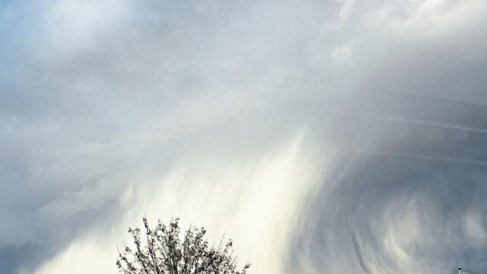Dieses beeindruckende Wolkengebilde mit Regenfahne hat unser Leser Klaus-Peter Hilgers am Mittwoch von Illingen aus fotografiert.