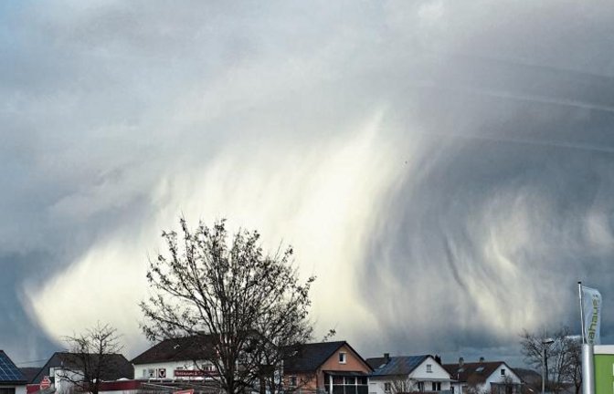 Dieses beeindruckende Wolkengebilde mit Regenfahne hat unser Leser Klaus-Peter Hilgers am Mittwoch von Illingen aus fotografiert.