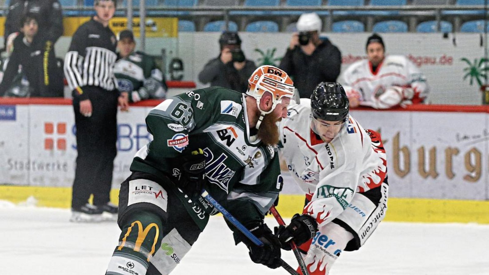 Bietigheims Shawn Weller (links) zieht an Bad Nauheims Maximilian Brandl vorbei. Foto: Baumann Bietigheims Shawn Weller (links) zieht an Bad Nauheims Maximilian Brandl vorbei. Foto: Baumann
