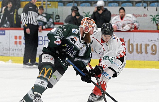 Bietigheims Shawn Weller (links) zieht an Bad Nauheims Maximilian Brandl vorbei. Foto: Baumann