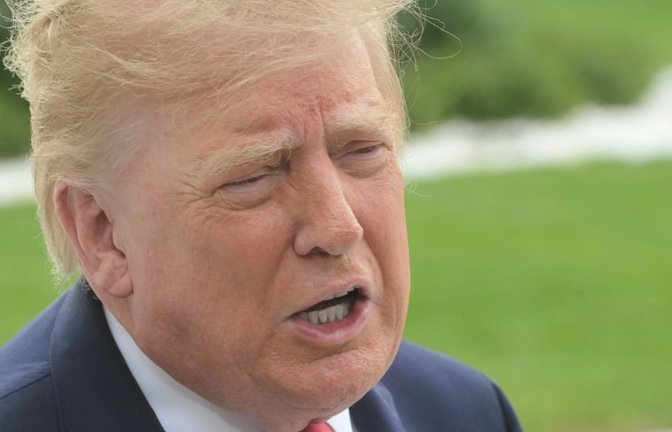 US-Präsident Donald Trump spricht auf dem Südrasen des Weißen Hauses mit Journalisten, bevor er an Bord der «Marine One» geht.<span class='image-autor'>Rod Lamkey/AP/dpa</span>