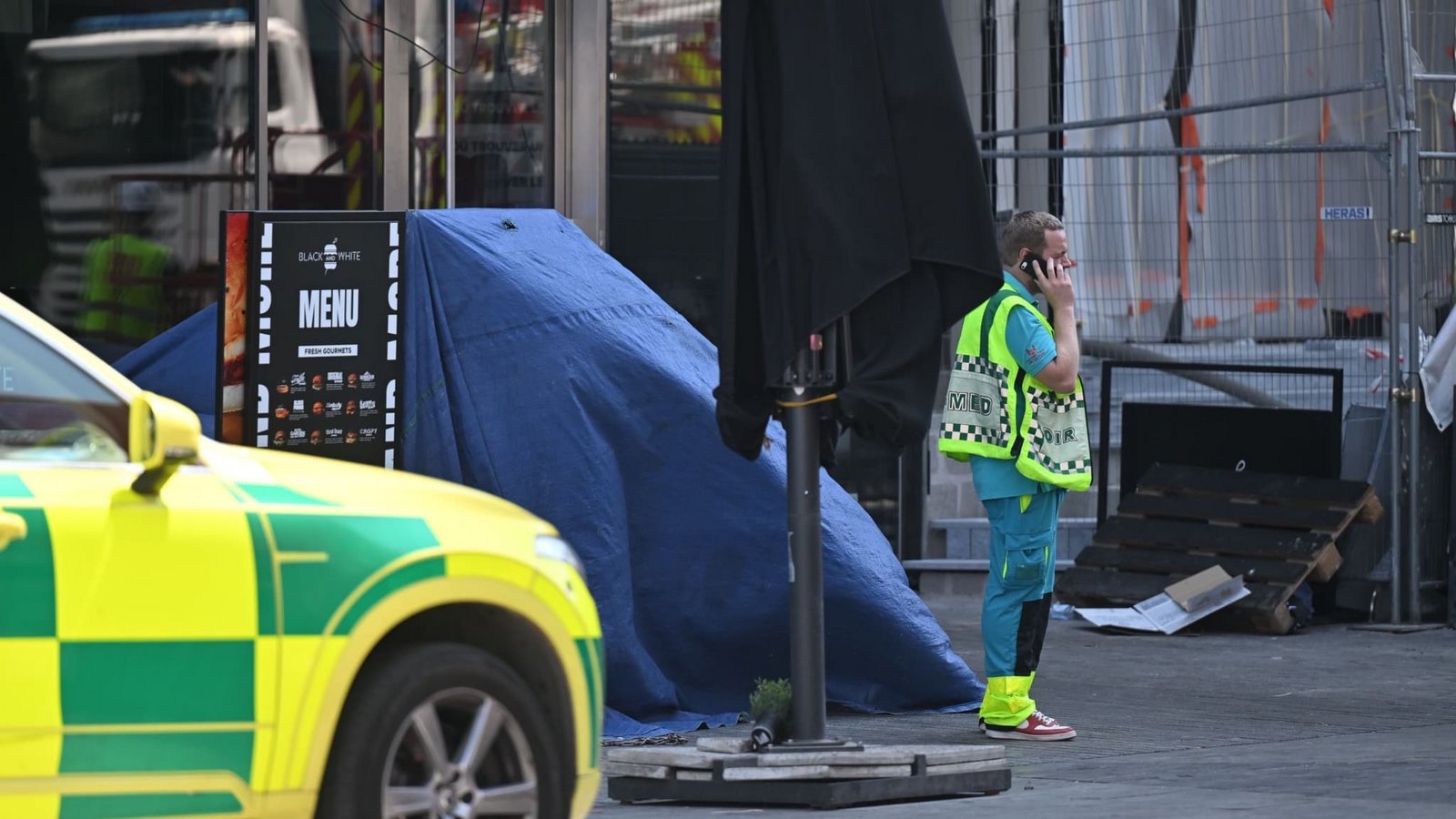 Eine Rettungskraft steht vor dem OXY-Gebäude am Place De Brouckere. Bei einem Gebäudebrand sind nach übereinstimmenden Medienberichten mehrere Menschen gestorben. (zu dpa: «Drama auf Baustelle in Brüssel - Fünf Tote in Aufzug»)Emile Windal/Belga/dpa Eine Rettungskraft steht vor dem OXY-Gebäude am Place De Brouckere. Bei einem Gebäudebrand sind nach übereinstimmenden Medienberichten mehrere Menschen gestorben. (zu dpa: «Drama auf Baustelle in Brüssel - Fünf Tote in Aufzug»)Emile Windal/Belga/dpa
