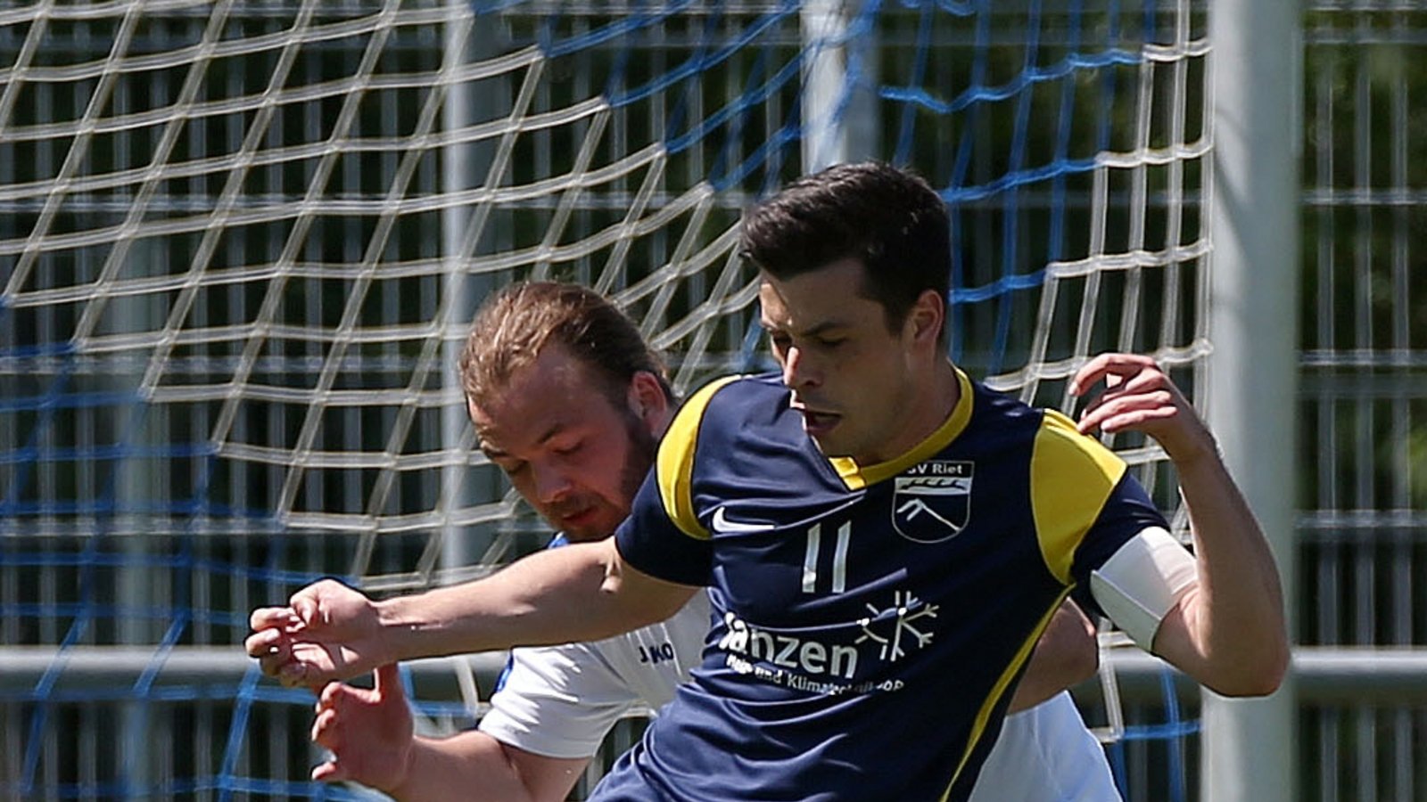 Vor dem gegnerischen Tor daheim: Riets Torjäger Patrick Gebhardt (vorne) erzielt auch in Illingen die 1:0-Führung. Am Ende steht mit dem 1:1 eine Punkteteilung in der B 8. Foto: Küppers Vor dem gegnerischen Tor daheim: Riets Torjäger Patrick Gebhardt (vorne) erzielt auch in Illingen die 1:0-Führung. Am Ende steht mit dem 1:1 eine Punkteteilung in der B 8. Foto: Küppers