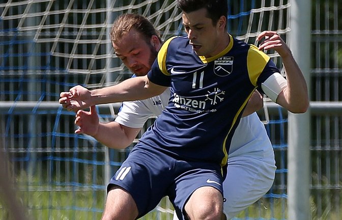 Vor dem gegnerischen Tor daheim: Riets Torjäger Patrick Gebhardt (vorne) erzielt auch in Illingen die 1:0-Führung. Am Ende steht mit dem 1:1 eine Punkteteilung in der B 8. <span class='image-autor'>Foto: Küppers</span>