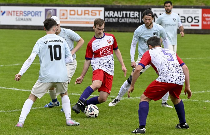 Julian Gayer (Mitte) gastiert mit der SGM Nussdorf/Roßwag II bei Besigheim II. <span class='image-autor'>Foto: Leitner</span>
