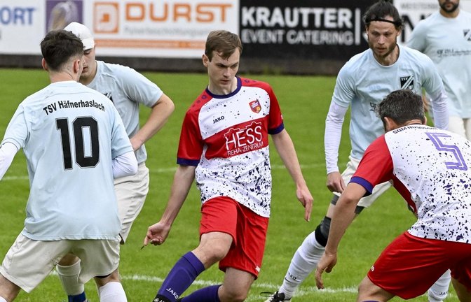 Julian Gayer (Mitte) gastiert mit der SGM Nussdorf/Roßwag II bei Besigheim II. <span class='image-autor'>Foto: Leitner</span>
