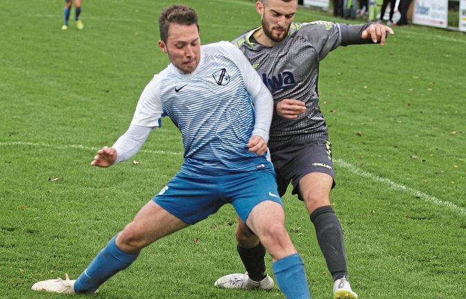 Dass sich Riccardo Solombrino (links) hat in seinen beiden Jahren beim TSV Häfnerhaslach zu einem Stammspieler in der Kreisliga A entwickelt hat, hat er eigenen Angaben zufolge vor allem seinem Vater und Trainer Marcello zu verdanken. Foto: Nachreiner