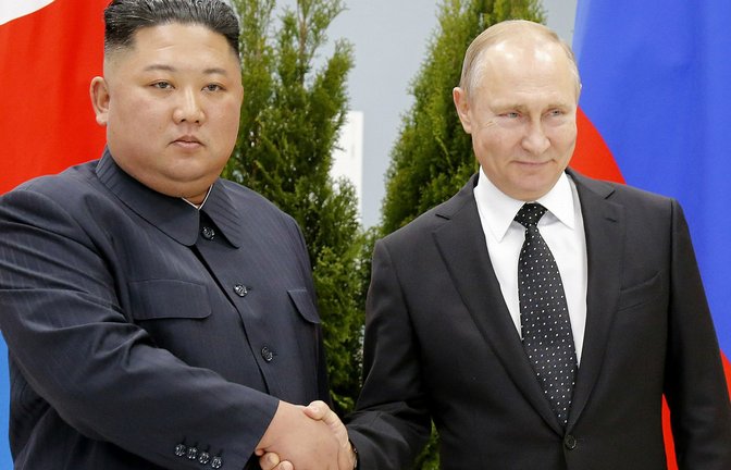 Die beiden Machthaber Kim Jong Un (links) und Wladimir Putin wollen zukünftig enger zusammenarbeiten. (<span class='image-autor'>Foto: dpa/Alexander Zemlianichenko</span>