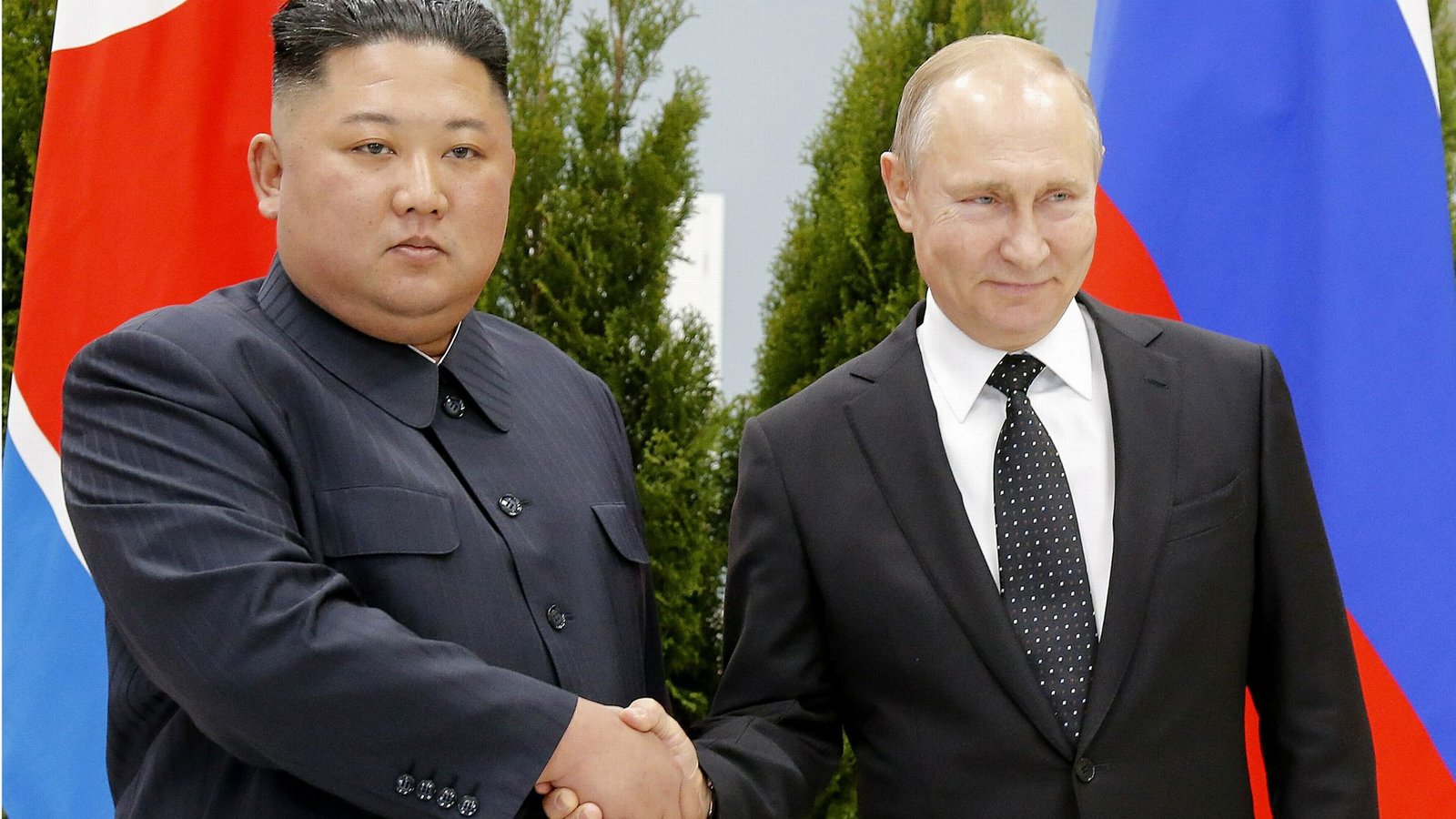 Die beiden Machthaber Kim Jong Un (links) und Wladimir Putin wollen zukünftig enger zusammenarbeiten. (Foto: dpa/Alexander Zemlianichenko Die beiden Machthaber Kim Jong Un (links) und Wladimir Putin wollen zukünftig enger zusammenarbeiten. (Foto: dpa/Alexander Zemlianichenko