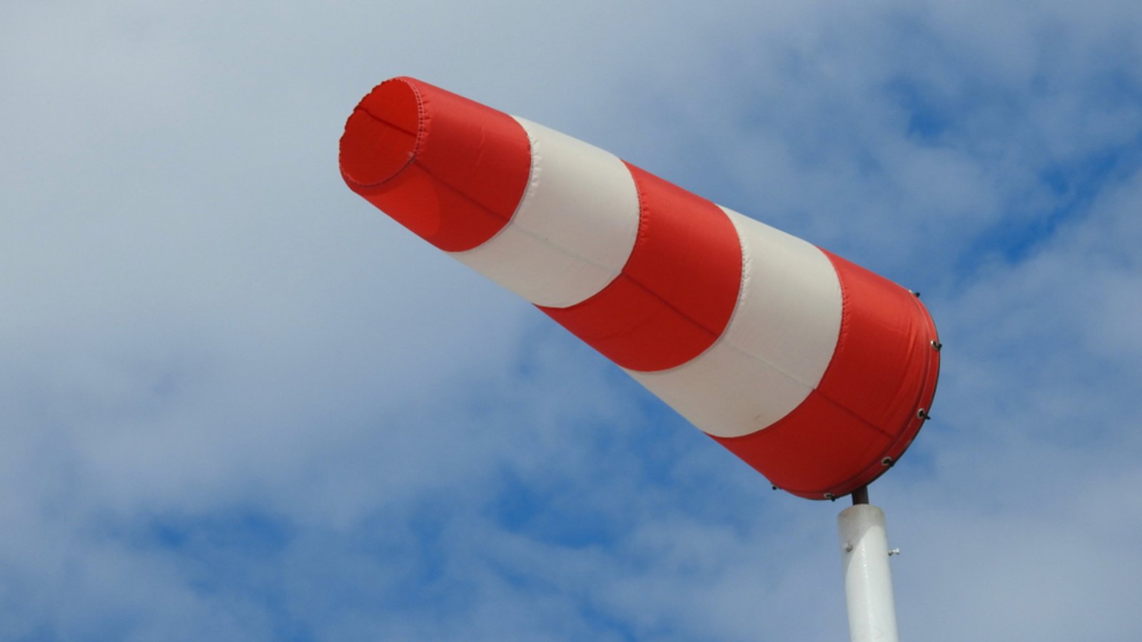 Der Deutsche Wetterdienst warnt vor starken Stürmen, einem Temperatursturz und wechselhaftem Wetter. Lesen Sie, welche Regionen besonders betroffen sind.Foto: OTGO Photo / shutterstock.com