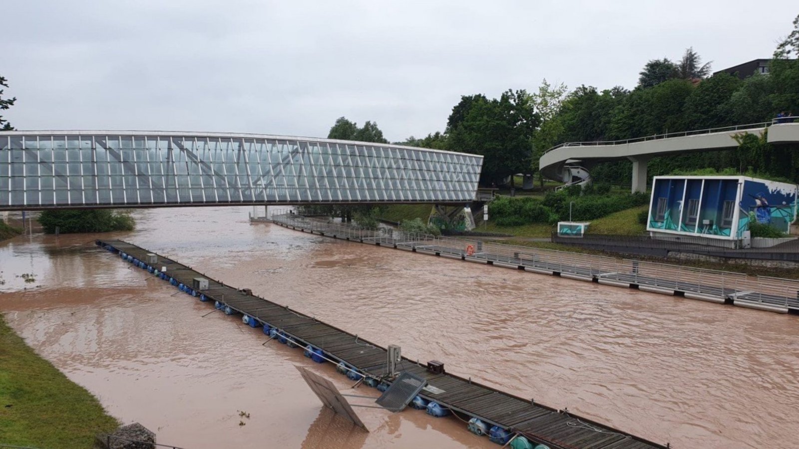In Remseck wurde wegen des Hochwassers die Brücke gesperrt.Foto: StZN In Remseck wurde wegen des Hochwassers die Brücke gesperrt.Foto: StZN