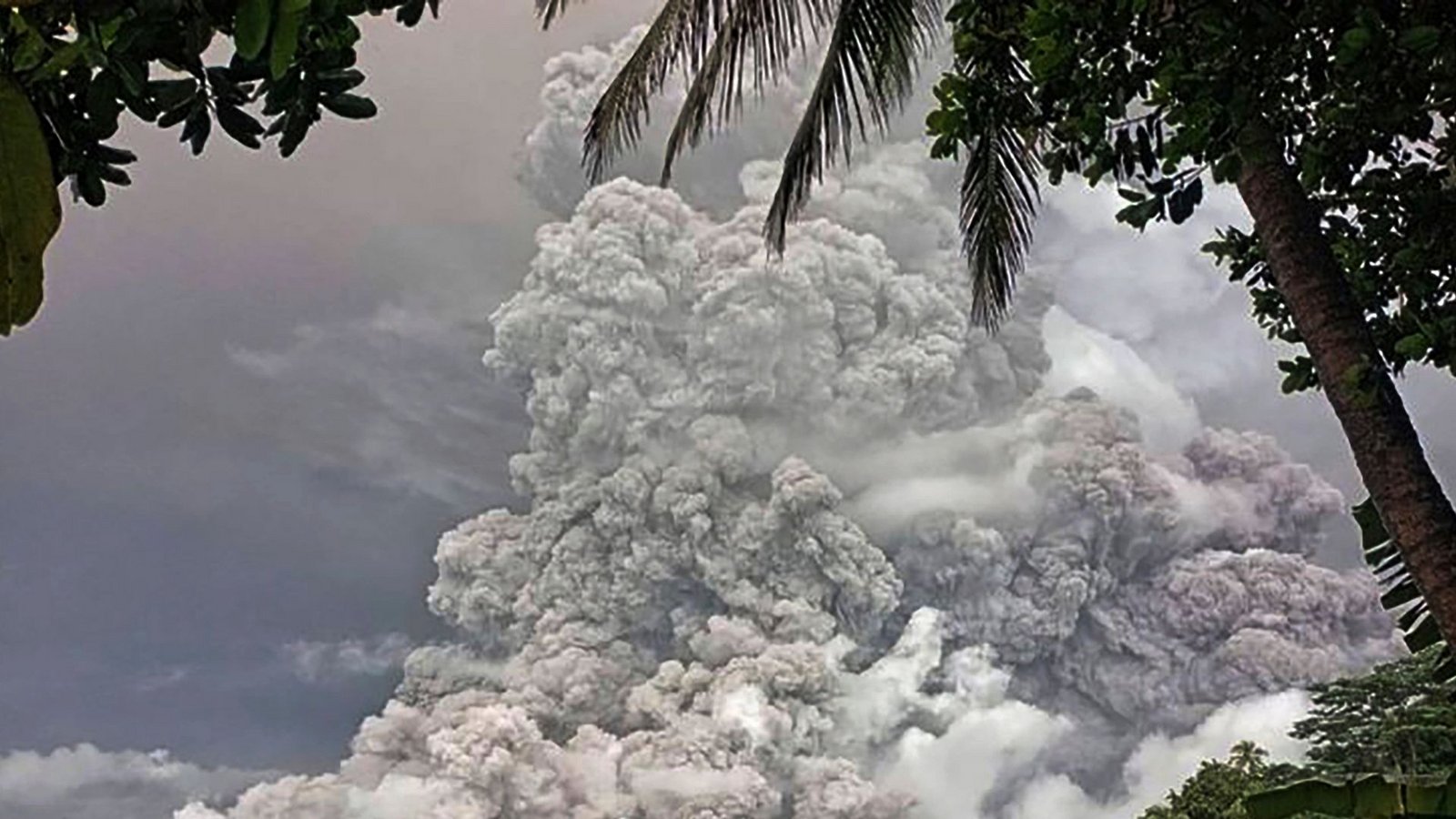 Der Vulkan Mount Ruang ist zum zweiten Mal innerhalb von zwei Wochen ausgebrochen und hat Asche fast zwei Kilometer hoch in den Himmel geschleudert.Foto: Uncredited/Vulcanology and Geological Disaster Mitigation Center (PVMBG) via AP/dpa