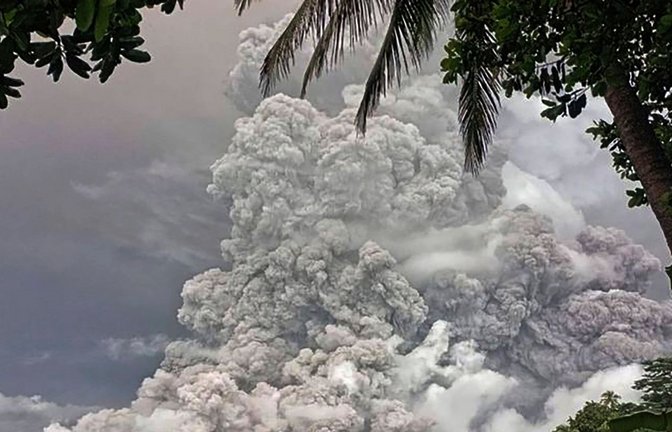 Der Vulkan Mount Ruang ist zum zweiten Mal innerhalb von zwei Wochen ausgebrochen und hat Asche fast zwei Kilometer hoch in den Himmel geschleudert.<span class='image-autor'>Foto: Uncredited/Vulcanology and Geological Disaster Mitigation Center (PVMBG) via AP/dpa</span>