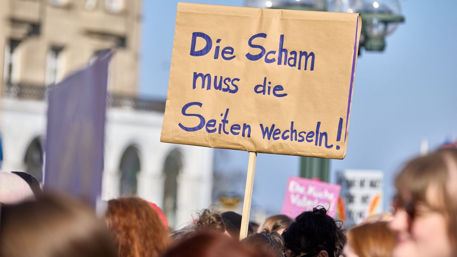 Demo gegen sexuelle Gewalt - Einigkeit herrscht darüber, dass es richtig war, die Hürden für Anzeigen zu senken. Aber die Regierung ist offenbar nicht in der Lage, den daraus entstandenen Zahlensalat zu ordnen.Foto: picture alliance/dpa