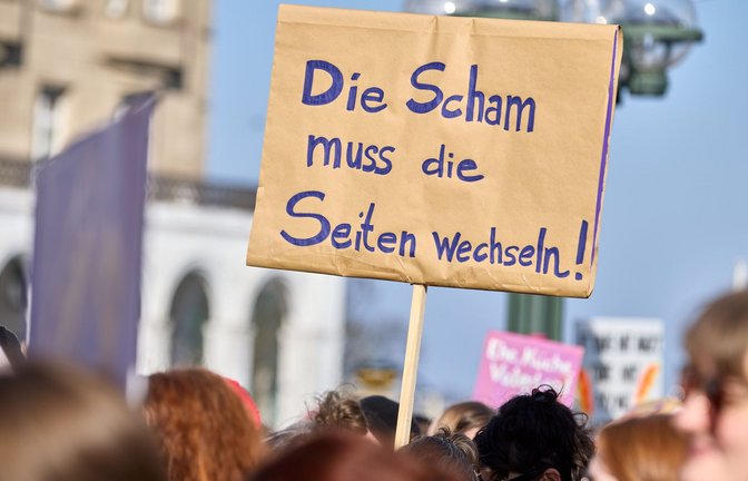 Demo gegen sexuelle Gewalt - Einigkeit herrscht darüber, dass es richtig war, die Hürden für Anzeigen zu senken. Aber die Regierung ist offenbar nicht in der Lage, den daraus entstandenen Zahlensalat zu ordnen.<span class='image-autor'>Foto: picture alliance/dpa</span>