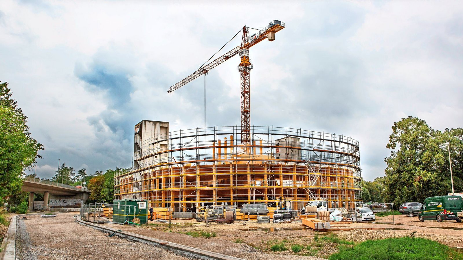 Das Holzparkhaus am Wendlinger Bahnhof im Kreis Esslingen wächst rasch in die Höhe.Foto: Ines Rudel/Ines Rudel Das Holzparkhaus am Wendlinger Bahnhof im Kreis Esslingen wächst rasch in die Höhe.Foto: Ines Rudel/Ines Rudel