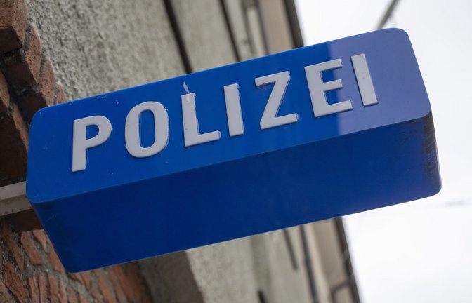Bei einem Streit in einer Gruppe Feiernder über die Verteilung des Biers ist es zu einem großen Polizeieinsatz gekommen (Symbolbild).<span class='image-autor'>Foto: Peter Kneffel/dpa/Peter Kneffel</span>