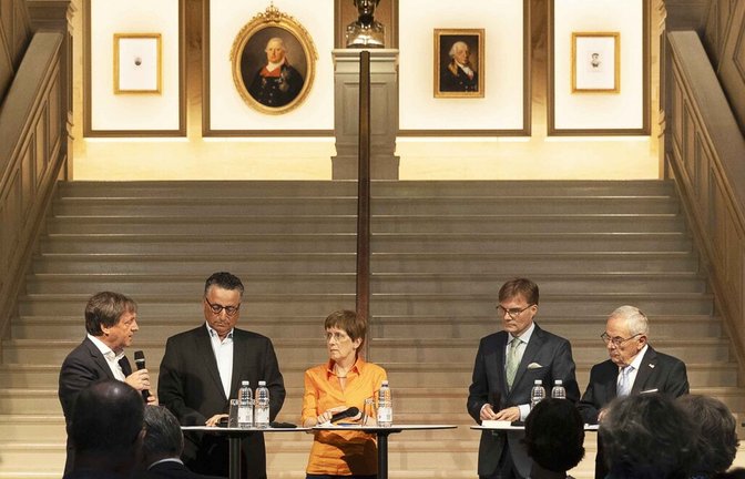 Diskutieren über den 20. Juli 1944 und die Lehren aus dem Widerstand: Redakteur Jan Sellner, Rami Suliman, Verfassungsrichter am Landesverfassungsgericht, Historikerin Angela Borgstedt, Bundesverfassungsrichter Henning Radtke und Wolfgang Schneiderhan, Vorsitzender der Stauffenberg-Gesellschaft (von links nach rechts).<span class='image-autor'>Foto: Lichtgut/Leif Piechowski</span>