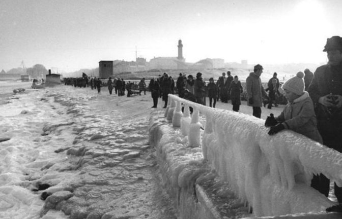 Rostock, 9. Januar 1979: Der Strand und die Mole von Warnemünde sind in einen dicken Schnee- und Eispanzer eingehüllt.<span class='image-autor'>Foto: Gemeinfrei/Bundesarchiv, Jürgen Sindermann/Bild 183-U0109-0016/CC-BY-SA 3.0</span>