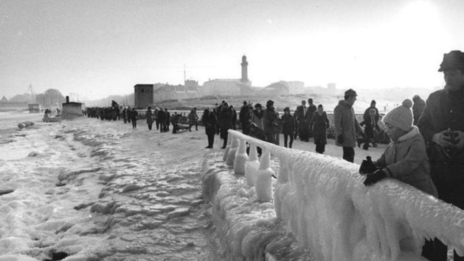 Rostock, 9. Januar 1979: Der Strand und die Mole von Warnemünde sind in einen dicken Schnee- und Eispanzer eingehüllt.Foto: Gemeinfrei/Bundesarchiv, Jürgen Sindermann/Bild 183-U0109-0016/CC-BY-SA 3.0