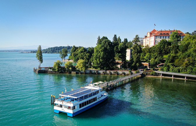 Vor der Insel Mainau hat das E-Schiff gleichen Namens festgemacht.<span class='image-autor'>Foto: BSB/Stadtwerke</span>