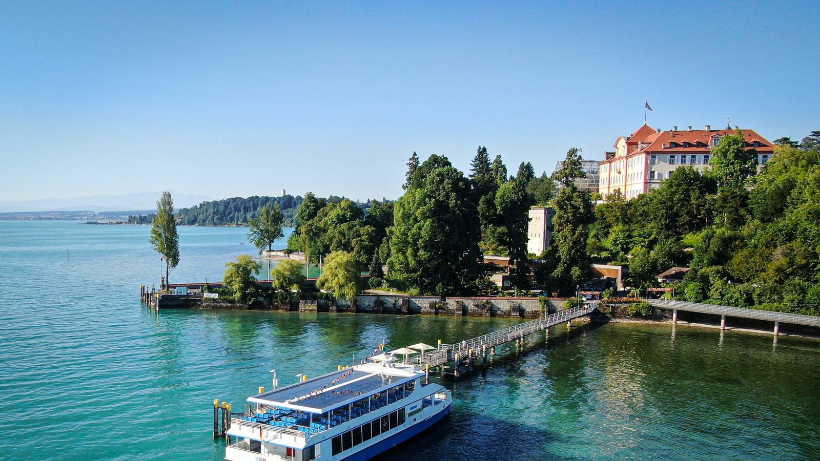 Vor der Insel Mainau hat das E-Schiff gleichen Namens festgemacht.Foto: BSB/Stadtwerke