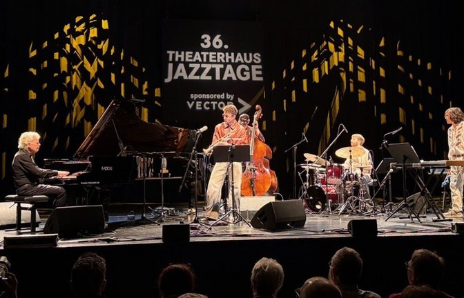 Joachim Kühn, Jakob Bänsch, Nils Kugelmann, Sebastian Wolfgruber, Andrés Coll (von links) sind Joachim Kühn & The Young Lions.<span class='image-autor'>Foto: homas Staiber</span>