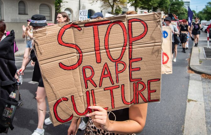 Protestierende setzen sich für die Aufklärung eines Vorwurfs der Vergewaltigung ein.<span class='image-autor'>Foto: imago//Luciano Lima</span>