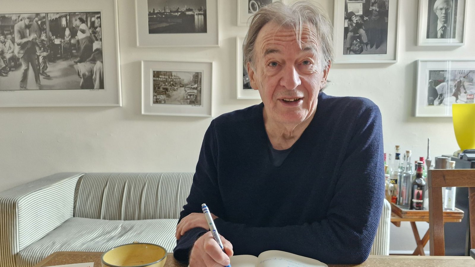 Vom Schreibtisch aus die Welt verändern: Mit dem heiteren Fach hat man Wolfgang Schorlau bisher eher nicht in Verbindung gebracht – bis jetzt.Foto: Stefan Kister