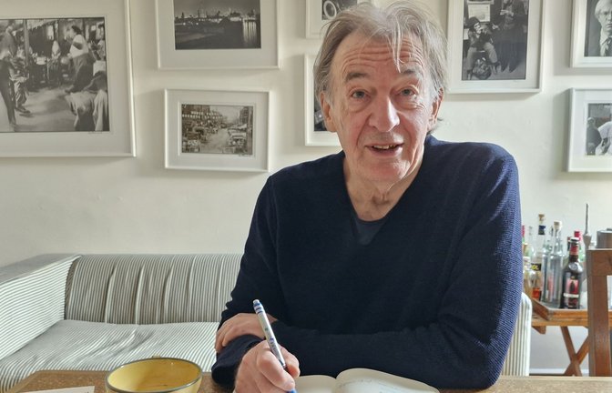 Vom Schreibtisch aus die Welt verändern: Mit dem heiteren Fach hat man Wolfgang Schorlau bisher eher nicht in Verbindung gebracht – bis jetzt.<span class='image-autor'>Foto: Stefan Kister</span>