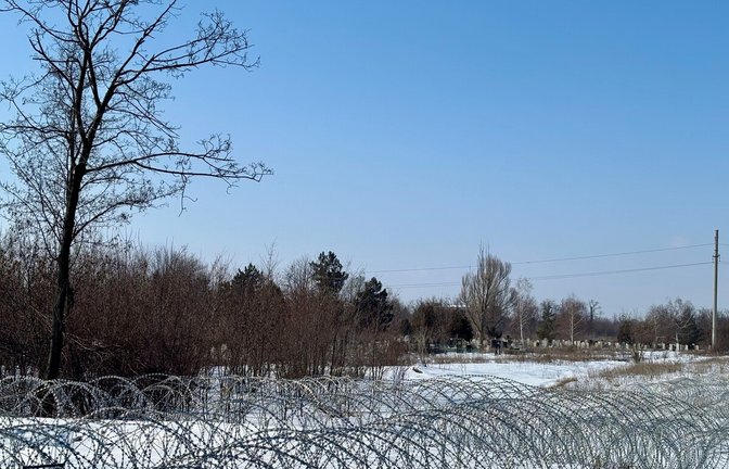 Ukrainische Verteidigungslinie am nördlichen Stadtrand des heftig umkämpften Pokrovsk: Ausweichstellungen am Friedhof.<span class='image-autor'>Foto: Feyder</span>