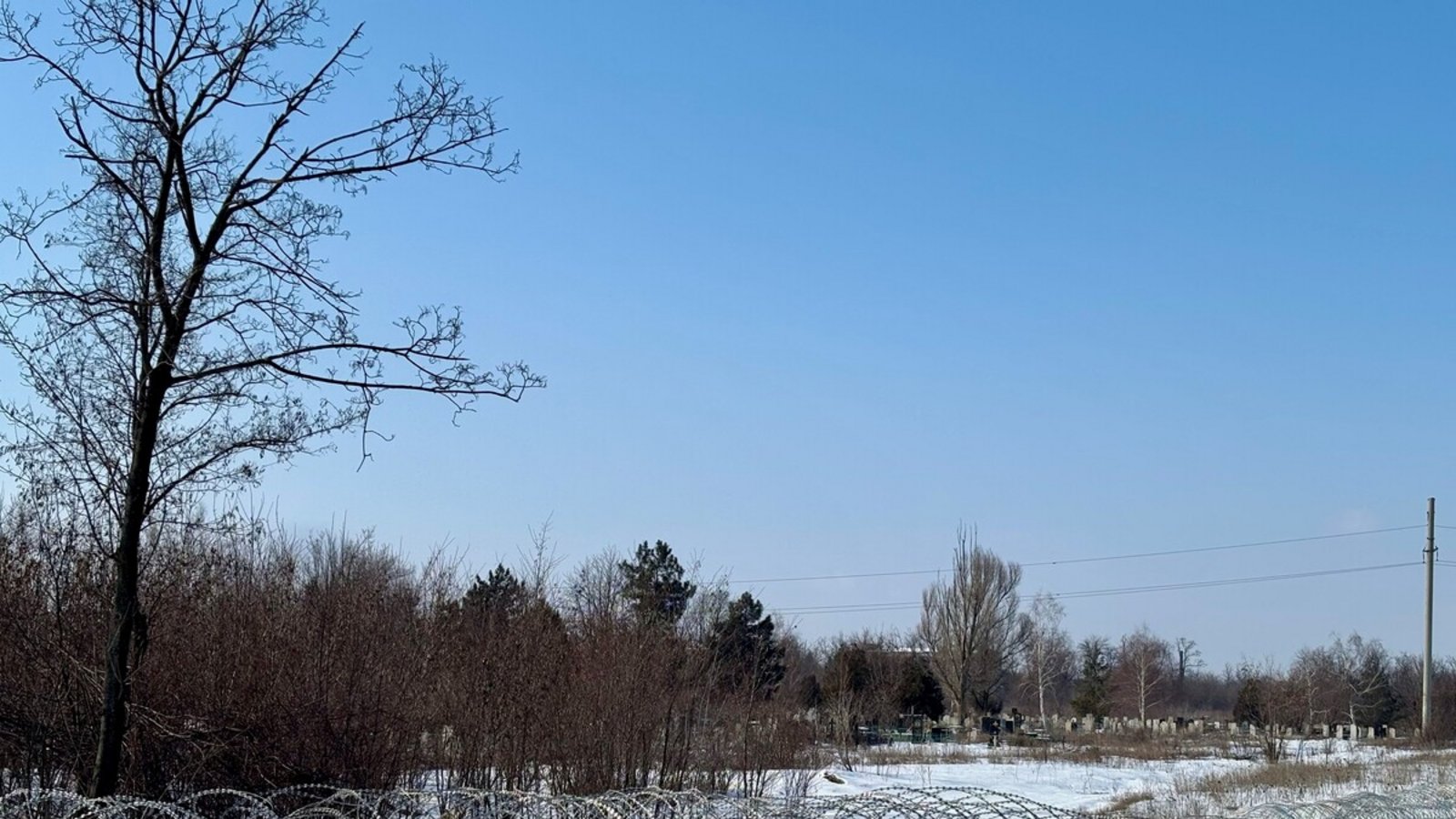 Ukrainische Verteidigungslinie am nördlichen Stadtrand des heftig umkämpften Pokrovsk: Ausweichstellungen am Friedhof.Foto: Feyder Ukrainische Verteidigungslinie am nördlichen Stadtrand des heftig umkämpften Pokrovsk: Ausweichstellungen am Friedhof.Foto: Feyder