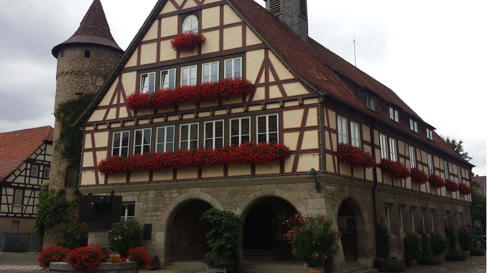 Das Rathaus steht an der Albert-Sammt-Straße – sie ist benannt nach einem treuen Hitler-Anhänger.Foto: Gemeinde Niederstetten Das Rathaus steht an der Albert-Sammt-Straße – sie ist benannt nach einem treuen Hitler-Anhänger.Foto: Gemeinde Niederstetten