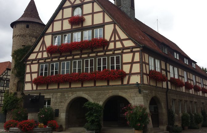 Das Rathaus steht an der Albert-Sammt-Straße – sie ist benannt nach einem treuen Hitler-Anhänger.<span class='image-autor'>Foto: Gemeinde Niederstetten</span>