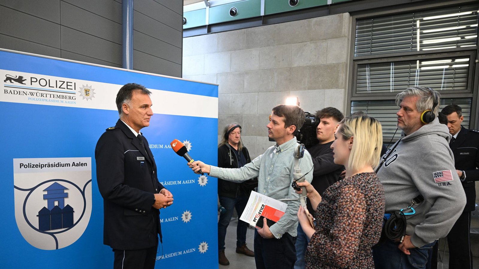 Der Polizeipräsident von Aalen, Reiner Möller (links), nach der Pressekonferenz der Soko Höhe mit JournalistenFoto: dpa/Marijan Murat